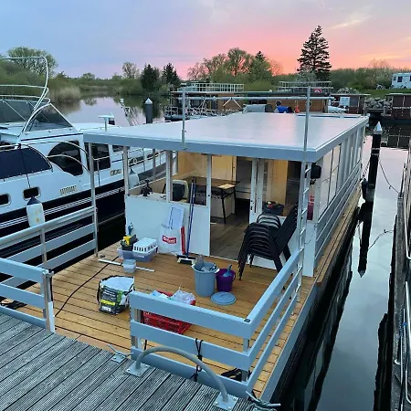 Hotel na wodzie Hausboot-urlaub24 *