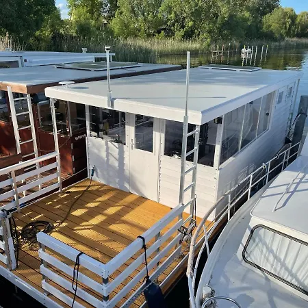 Hotel na wodzie Hausboot-urlaub24 *